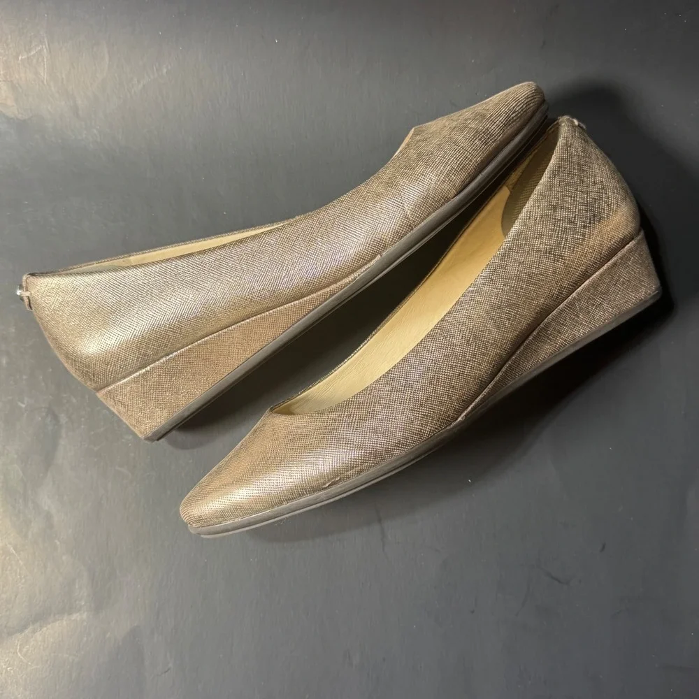 Alex Marie Womens Pointed Toe Low Wedge Pumps Metallic Champagne Gold Size 8